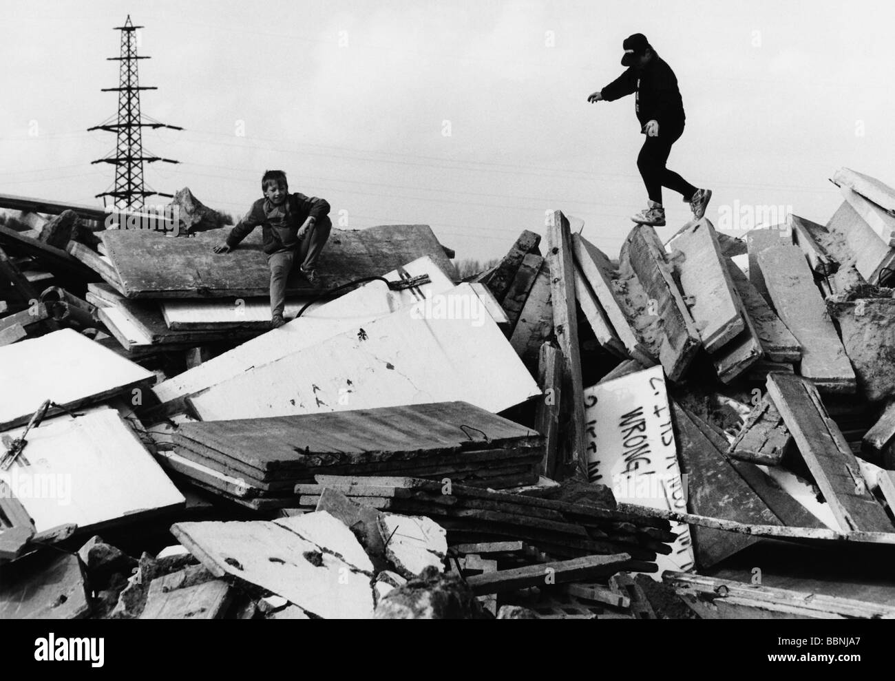 Geografie/Reisen, Deutschland, Berlin, Mauer, Zerstörung, Schönwalde/Berlin-Pau, Kinder auf den Trümmern, 4.4.1992, Stockfoto