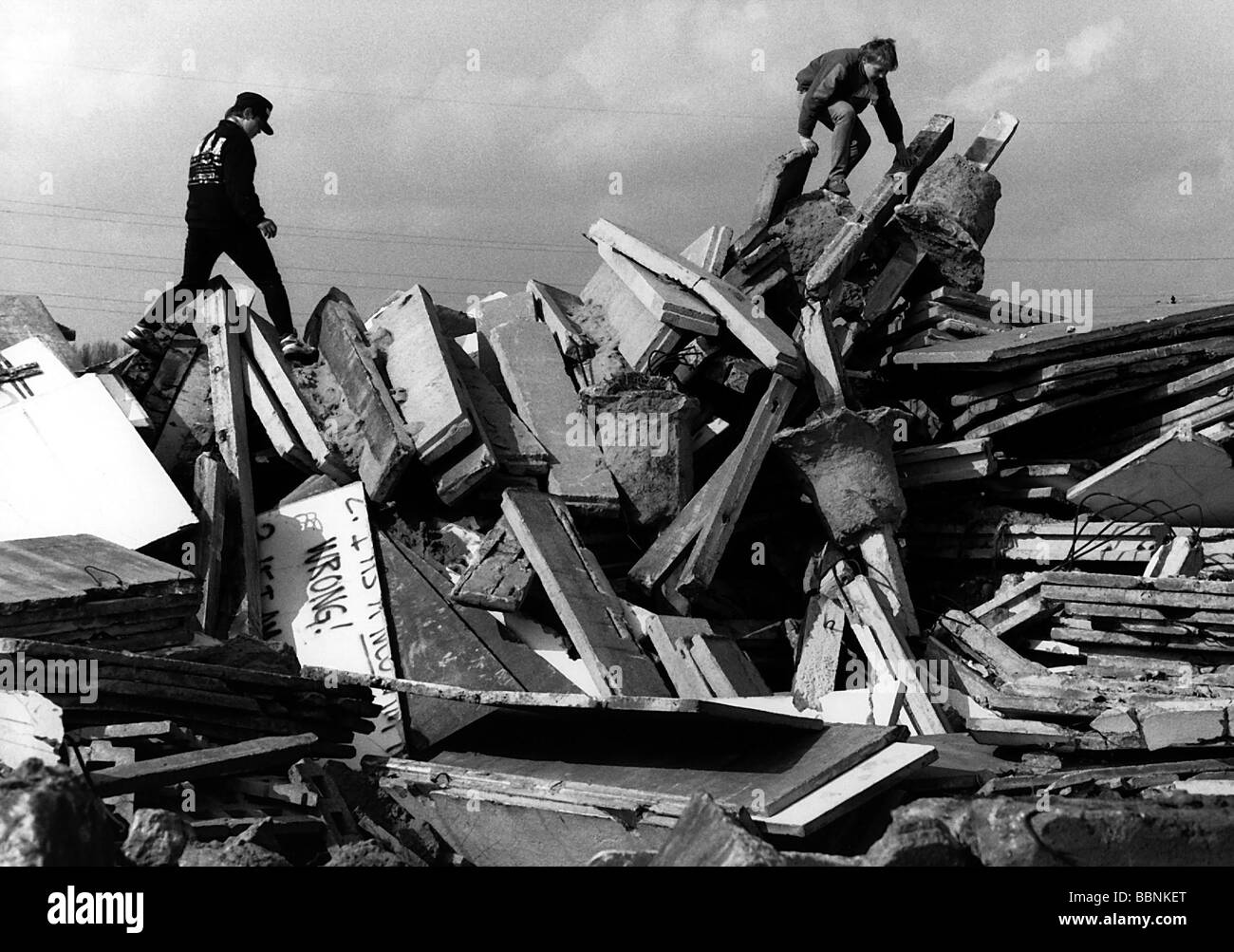 Geografie/Reisen, Deutschland, Berlin, Mauer, Zerstörung, Schönwalde/Berlin-Pau, Kinder auf den Trümmern, 4.4.1992, Stockfoto