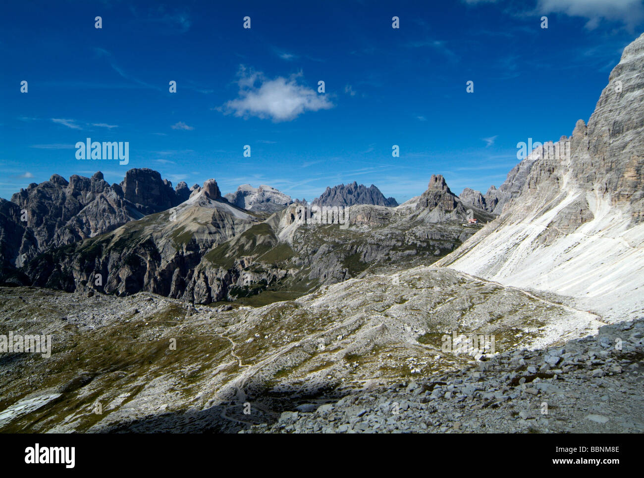 Geographie/Reisen, Italien, Südtirol, Sextner Dolomiten mit Dreizinnen Hütte (Rif A. Locatelli), Schwabenalpenkopf (Torre dei Scarperi), Additional-Rights - Clearance-Info - Not-Available Stockfoto