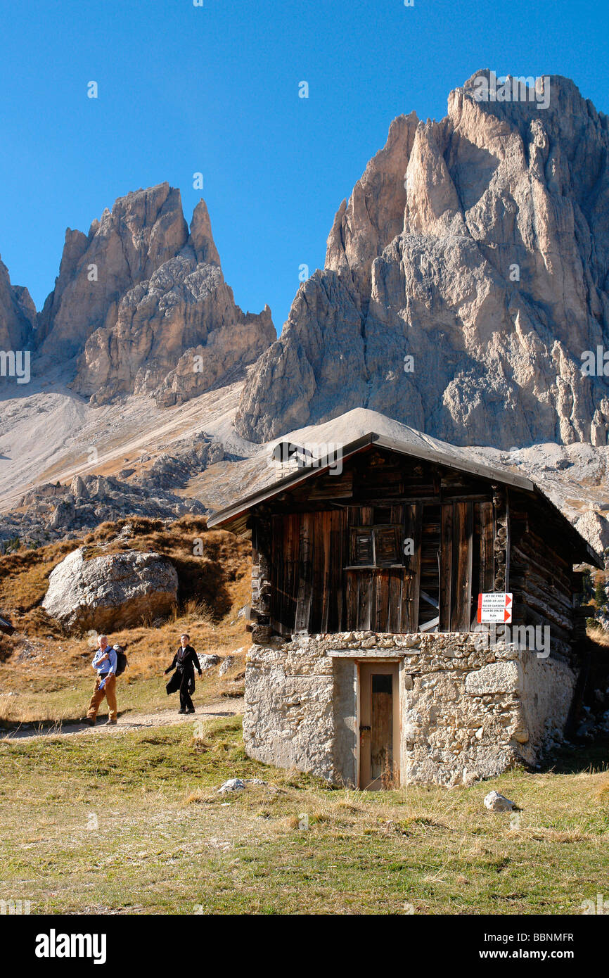 Geographie/Reisen, Italien, Trentino - Alto Adige, Passo Sella: Hütte (und Wanderer) und ein Teil der Langkofel (Langkofel) Berg, Additional-Rights - Clearance-Info - Not-Available Stockfoto