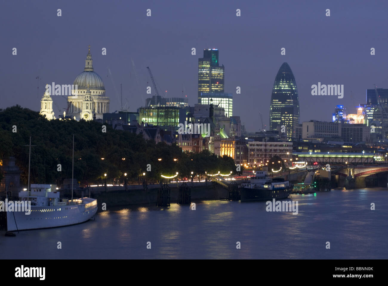 Geographie/Reisen, Großbritannien, London, Stadt, Skyline mit der St. Pauls Kathedrale, Swiss Re Gebäude, Nachtaufnahme, Additional-Rights - Clearance-Info - Not-Available Stockfoto