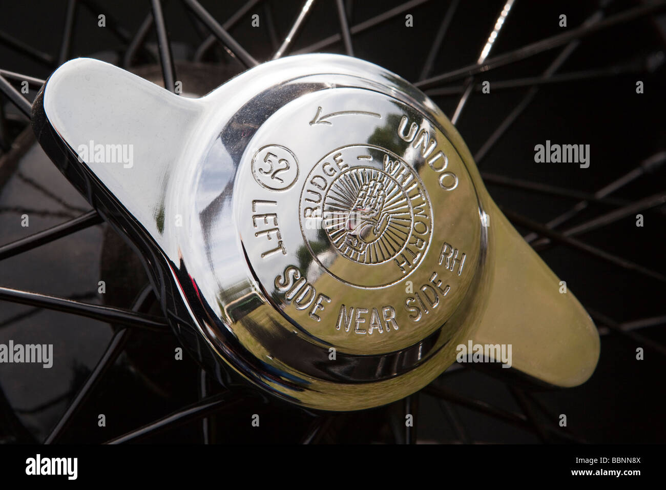 Rad-Spinner der klassischen alten schwarz lackierten britischen machte 1931 SS1 Coupe Jaguar Auto Autofahren Stockfoto