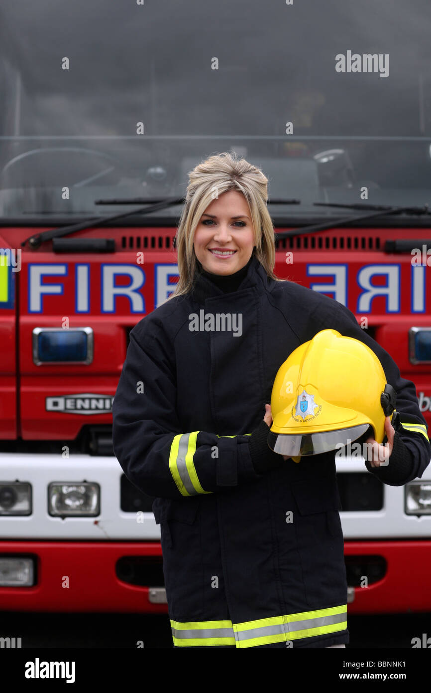 Schauspielerin Sarah Jayne Dunn in einer Feuerwehr-uniform Stockfoto