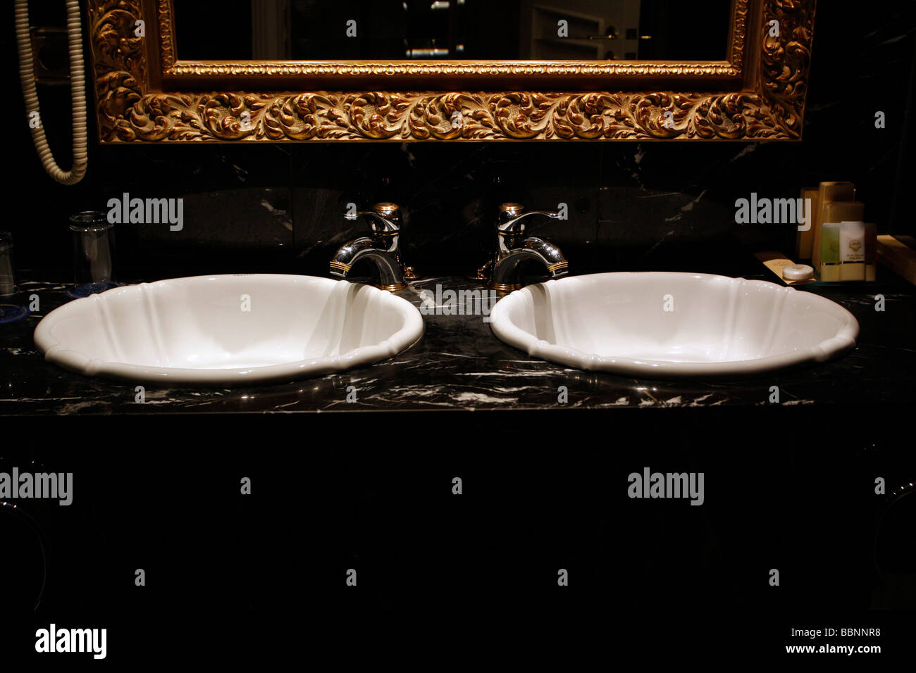 Schwarzer Marmor-Badezimmer mit zwei Waschbecken Opulenz Stockfoto