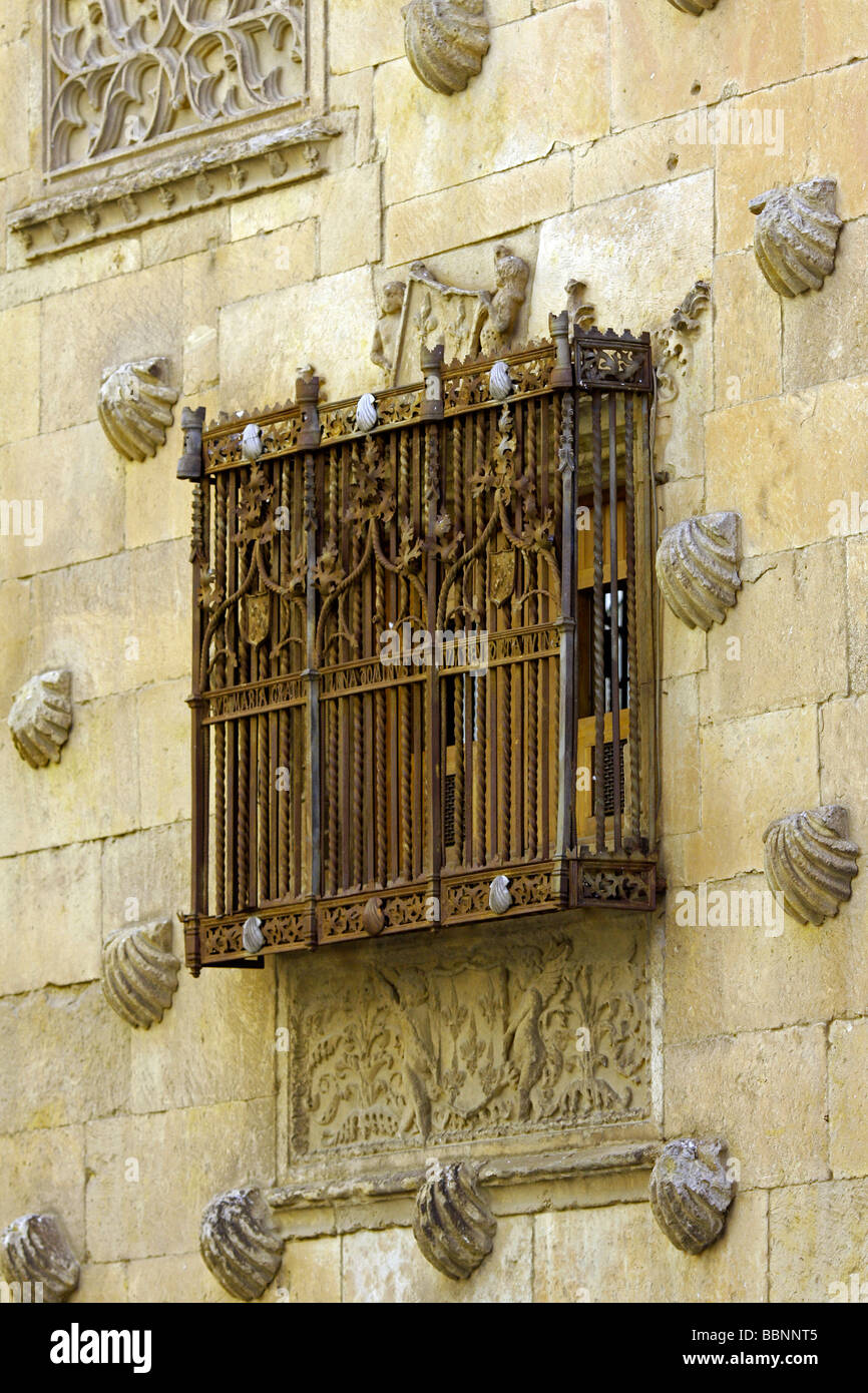 Äußere Käfig Fenster und Muscheln an der Wand auf die Casa De La Conchos, Haus der Muscheln, der Public Library in Salamanca Spanien Stockfoto
