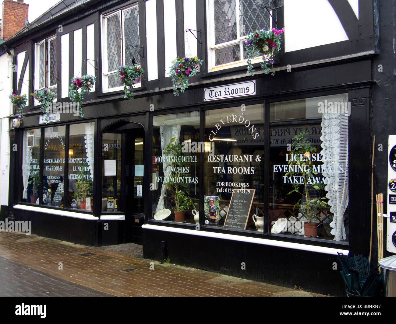 Geschäfte, Kneipen und Cafés in Bideford Nord-Devon England UK Stockfoto