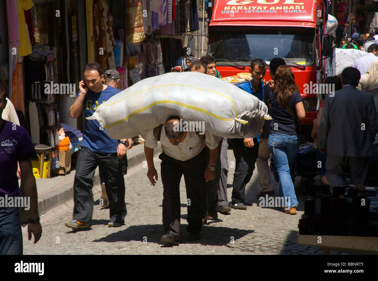 Mann trägt eine schwere Last auf seinem Rücken in Istanbul Stockfoto