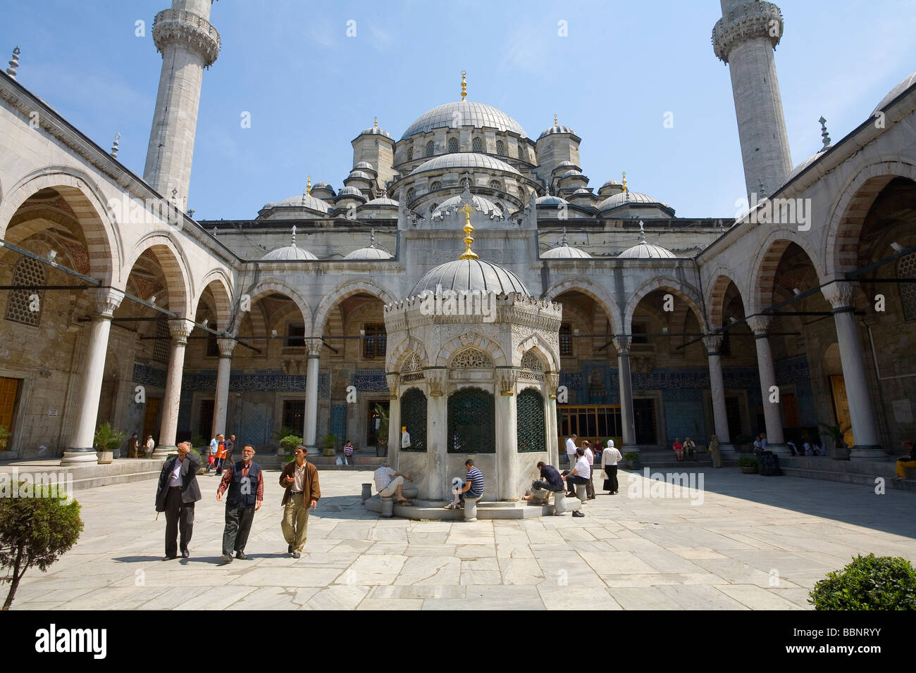 Hof der neuen Moschee in Eminonu Istanbul Stockfoto