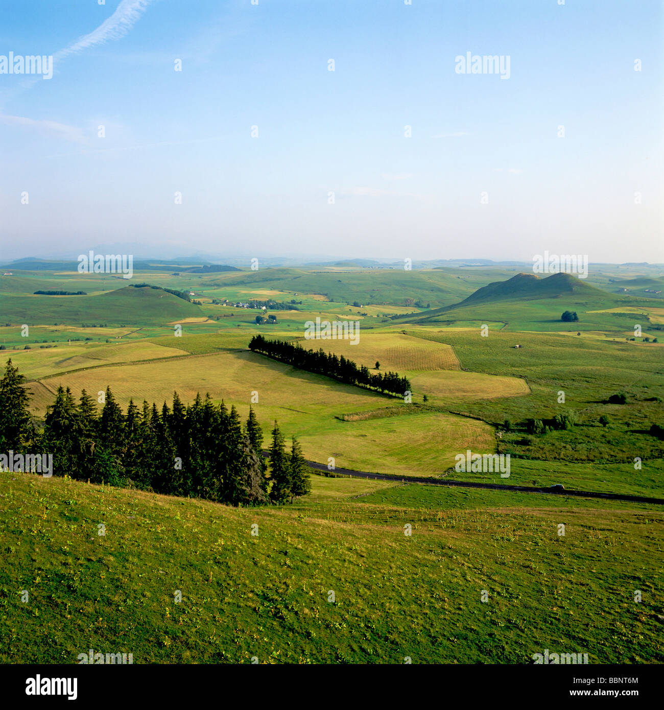 Französische Landschaft in Cezallier, Auvergne, Frankreich. Stockfoto