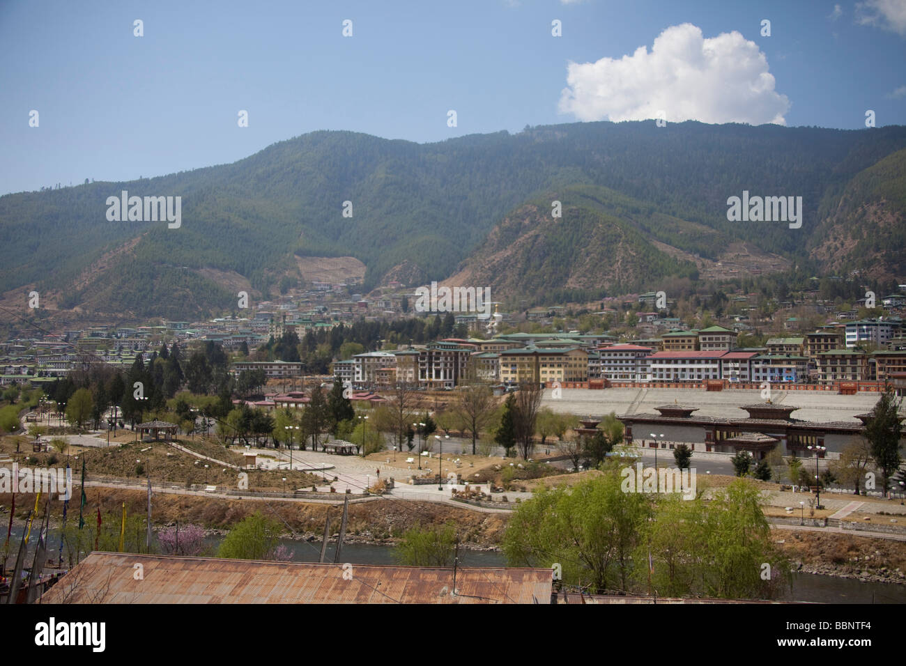 Gesamtansicht der Hauptstadt Thimphu Stadt von Bhutan, sonnigen Frühlingstag, Gründächer Stadtbild. 91059 Bhutan-Thimphu Stockfoto