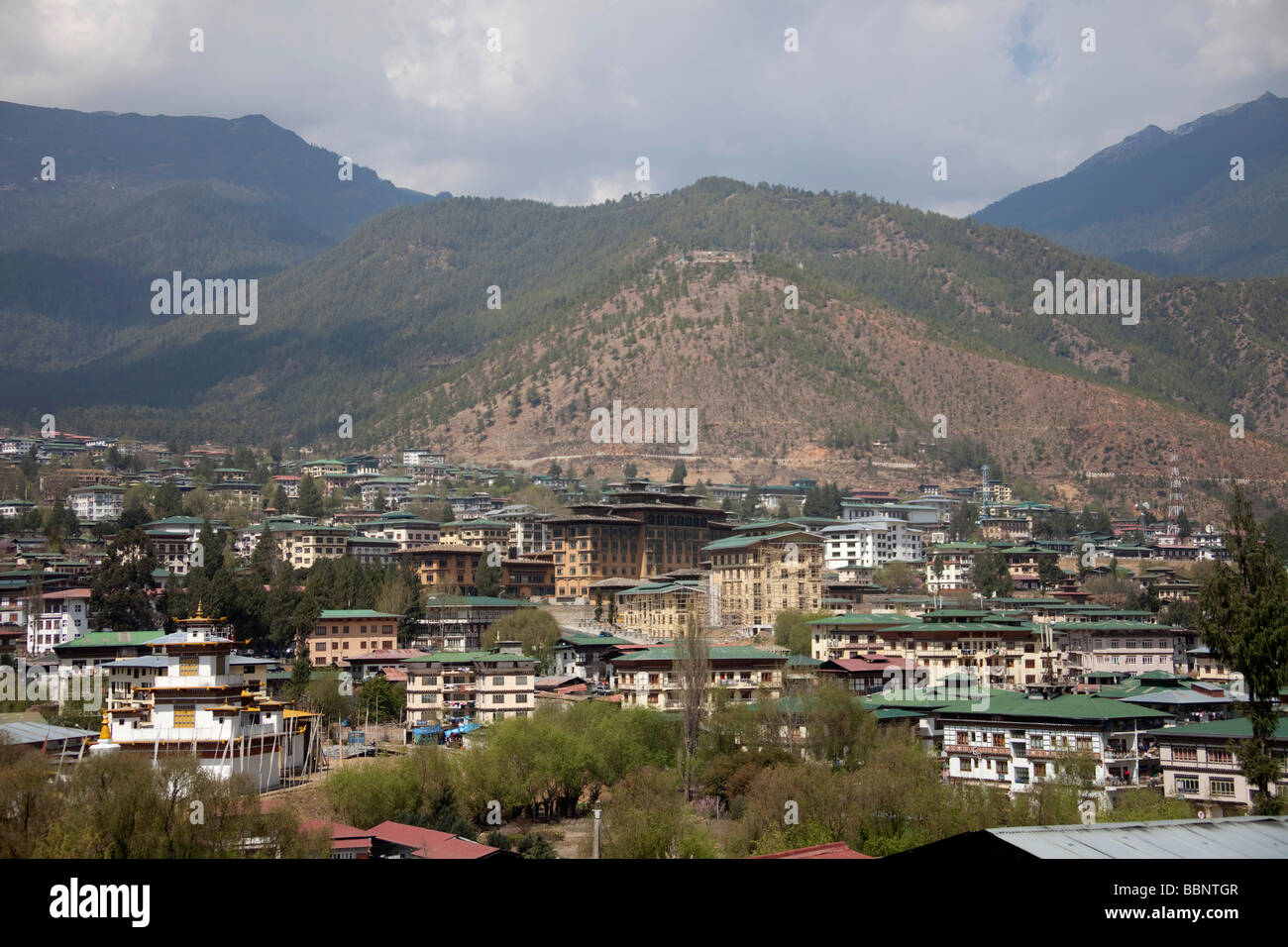 Gesamtansicht der Hauptstadt Thimphu Stadt von Bhutan, sonnigen Frühlingstag, Gründächer Stadtbild. 91054 Bhutan-Thimphu Stockfoto