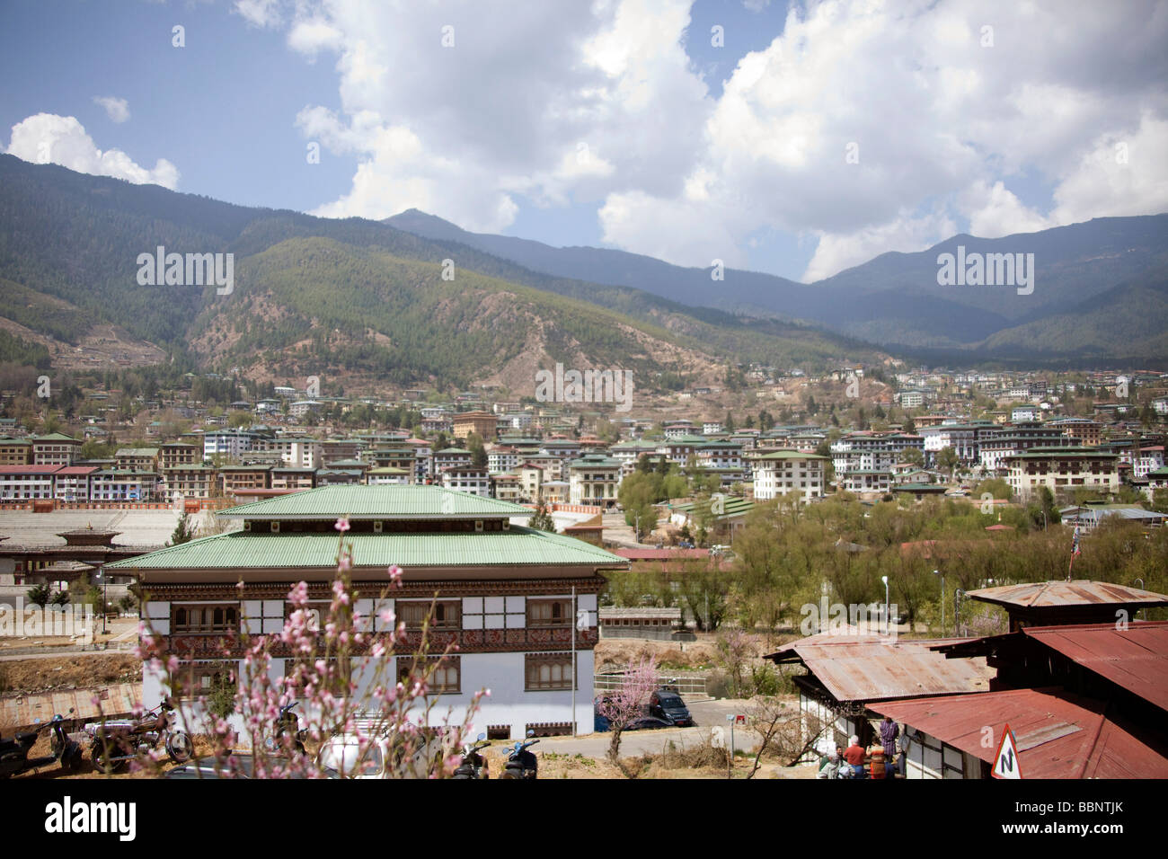 Gesamtansicht von Thimphu Hauptstadt Bhutans, sonnigen Frühlingstag, begrünte Dächer townscape.91051 Bhutan-Thimphu Stockfoto