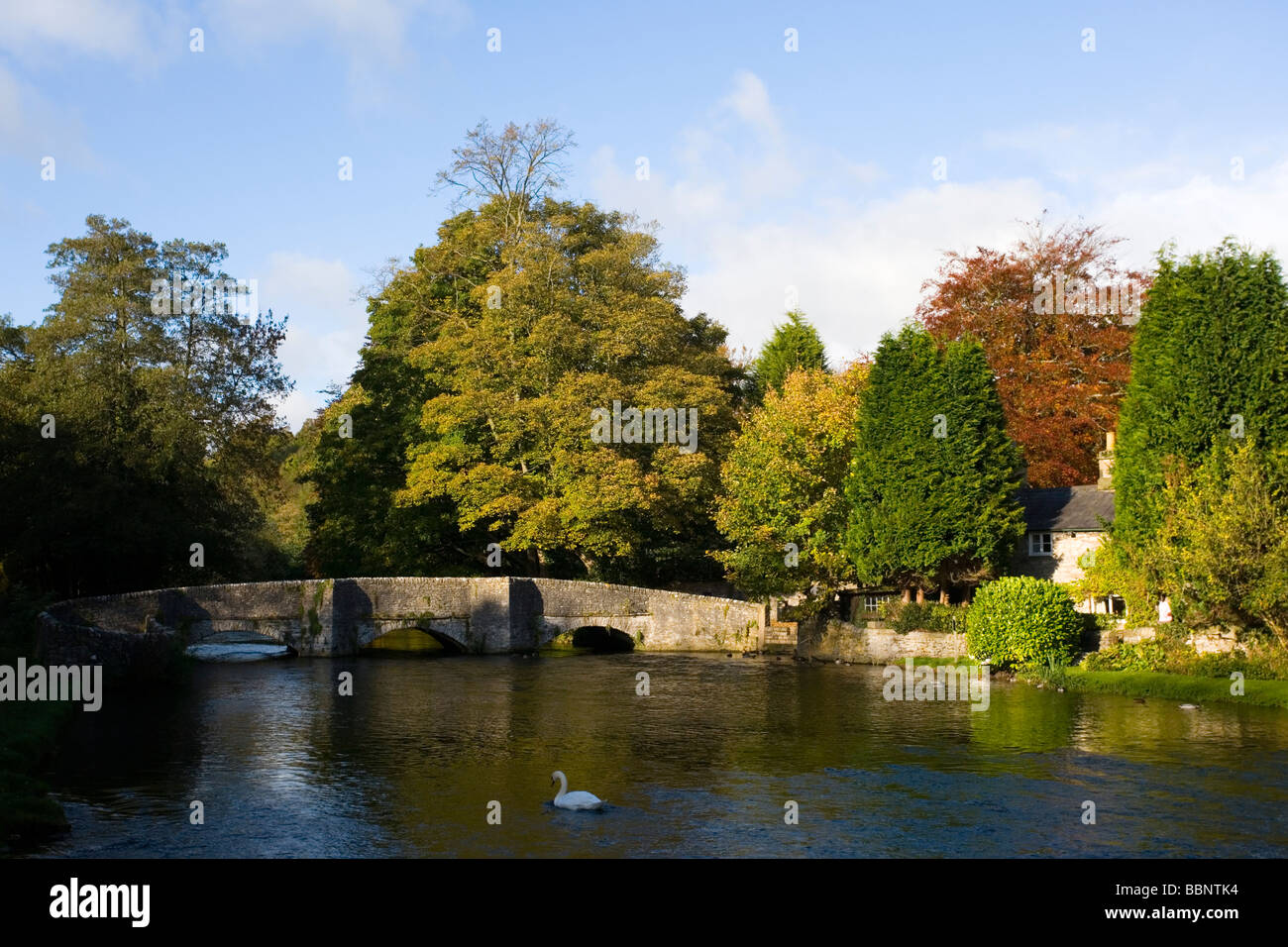 Blick auf den Fluss Wye und Sheepwash Brücke im Herbst sind in Ashford im Wasser in der Nähe von Bakewell in der Peak-District-Derbyshire Stockfoto