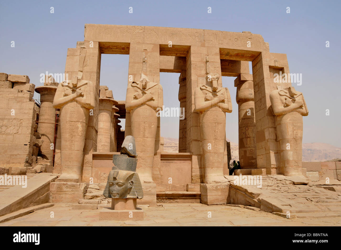 Oberägypten Luxor W Bank das Tal der Könige das Ramesseum Tempel Blick auf die riesigen geformten Säulen Stockfoto