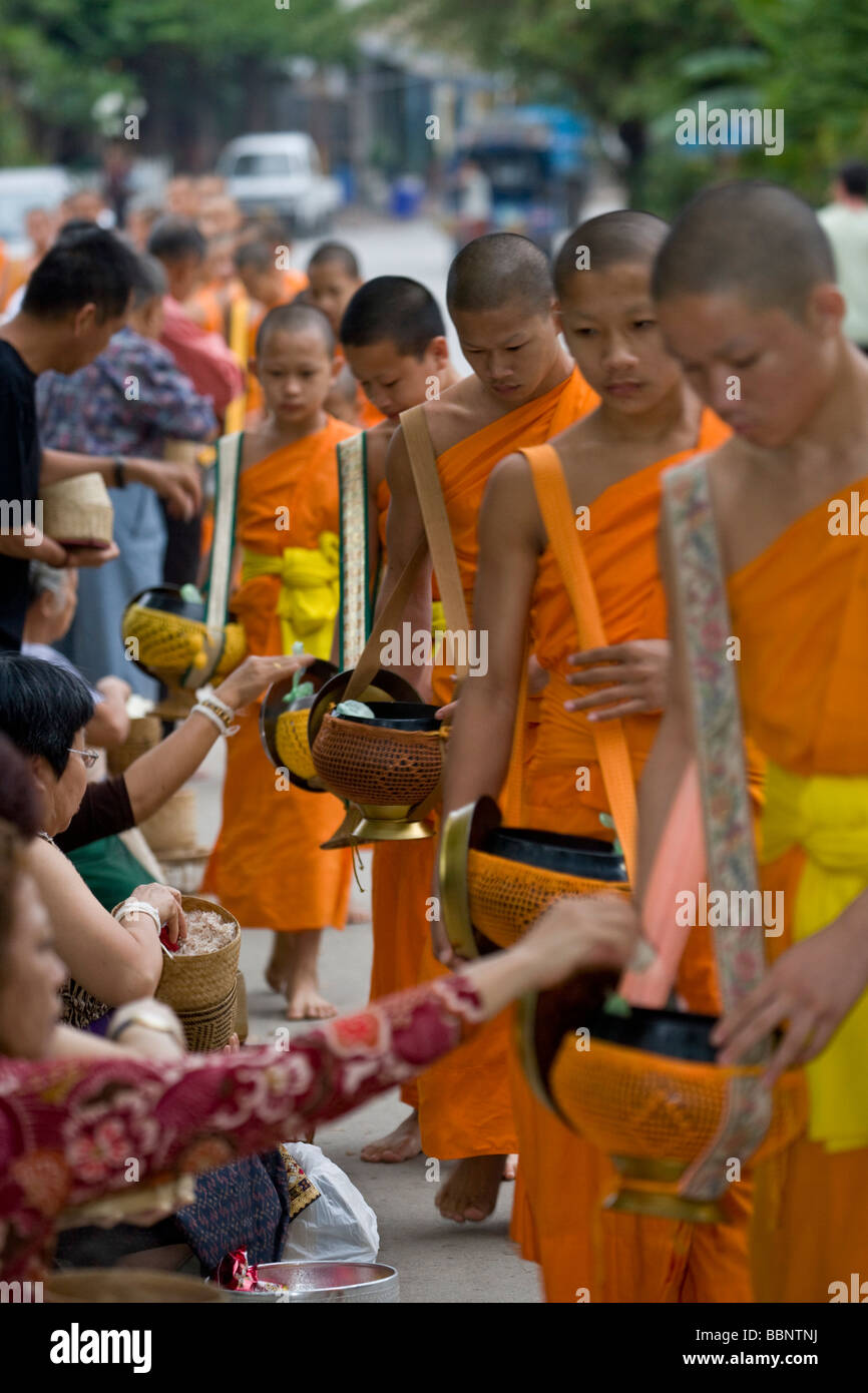 Luang Prabang, Laos; Buddhistische Mönche Angebote erhalten Stockfoto