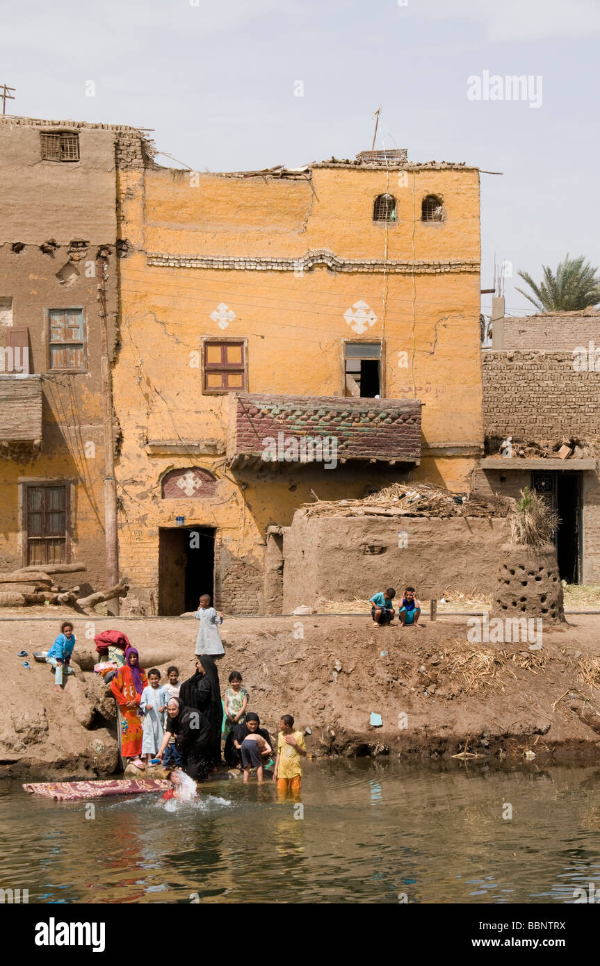 Nile River Ägypten Bauernhof Landwirtschaft Feld alte Bauerndorf auf dem Nil Stockfoto