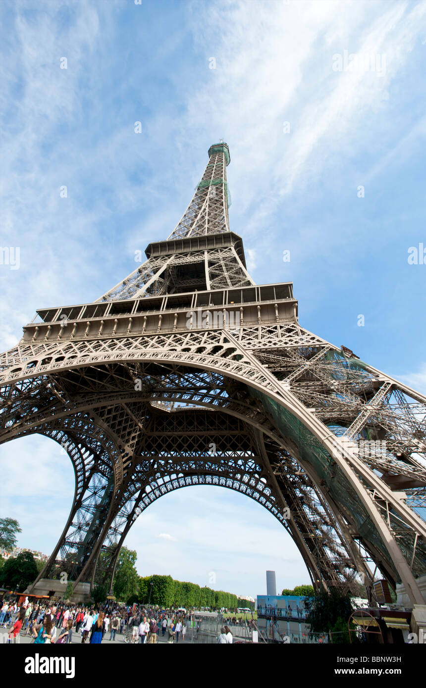 Blick geradeaus hinauf ein Bein des Eiffelturms in Paris Frankreich Stockfoto