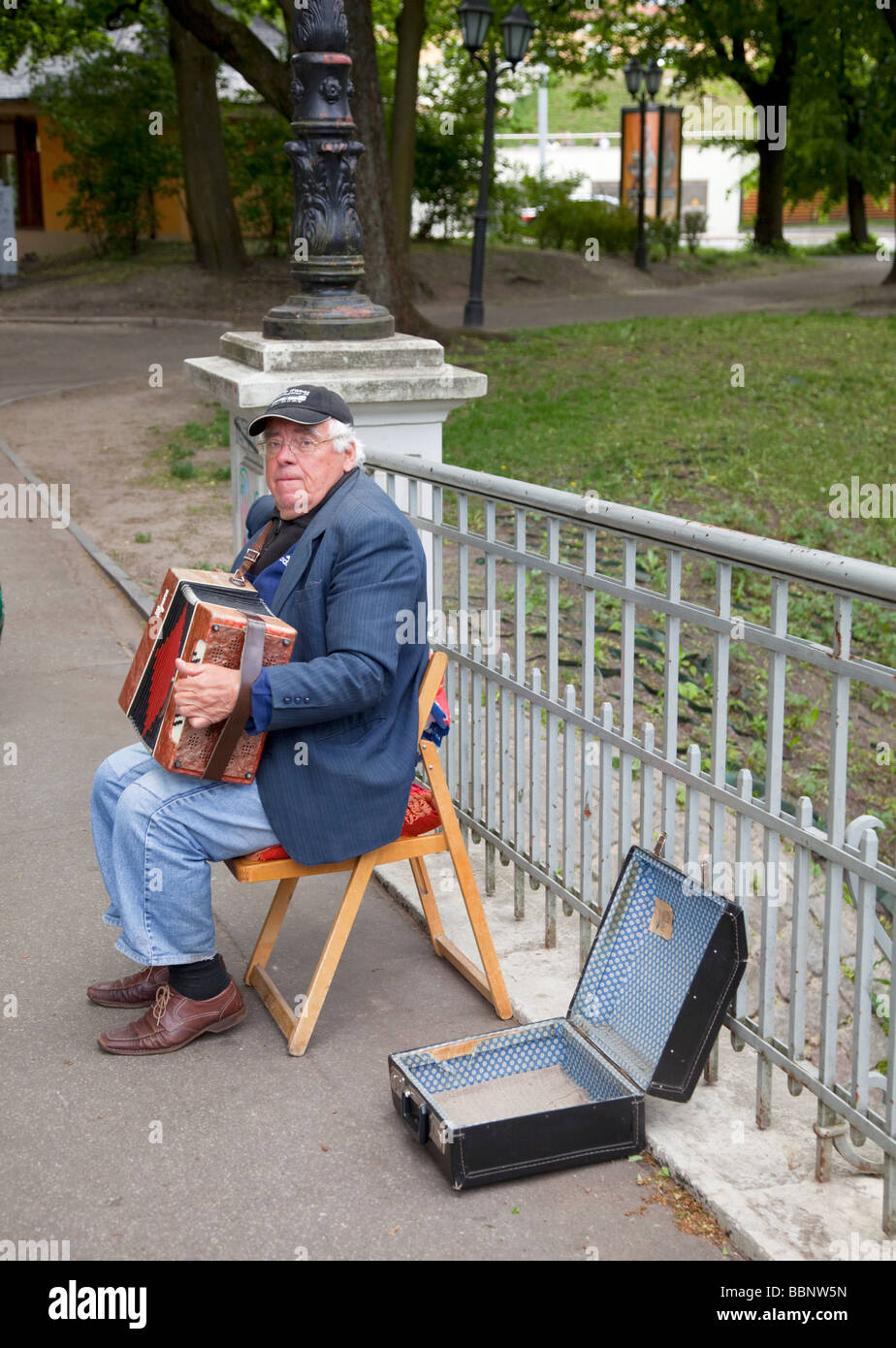 Straßenmusiker. Alte Ziehharmonika-Spieler auf einer Brücke in zentralen Riga, Lettland Stockfoto