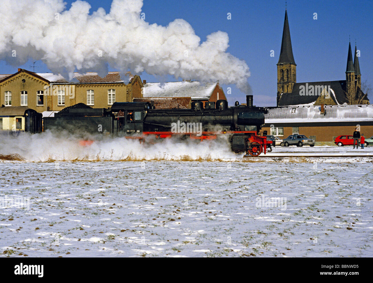 Dampfzug im Schnee, Deutschland vorbei. Stockfoto