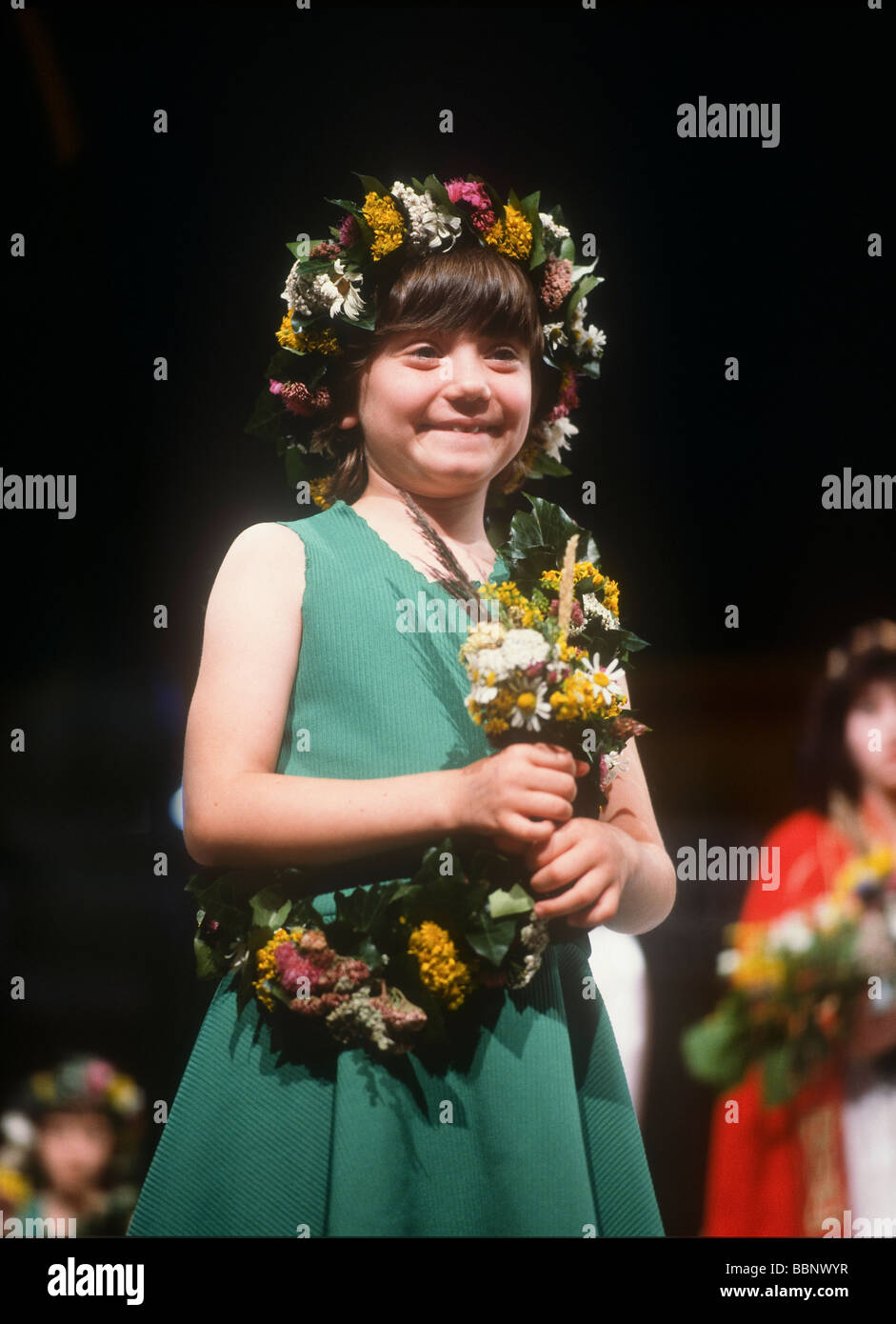 Junge Mädchen, die Teilnahme an Blume Tanz im Vorsitz der Bard-Zeremonie bei der 1989 National Eisteddfod abgehaltenen Cwm Rhymni, Barg Stockfoto