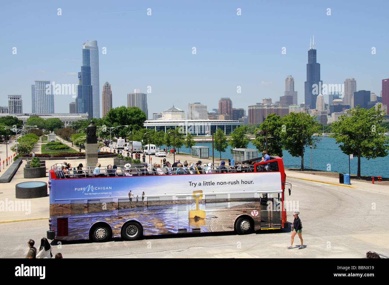 Skyline von Chicago und Tourbus gesehen von der nördlichsten Insel Illinois USA Suche down East Solidarität Drive Stockfoto
