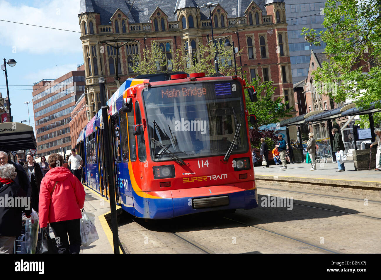 Straßenbahnhaltestelle am Dom Station, Sheffield Stadtzentrum, South Yorkshire, Nordengland Stockfoto