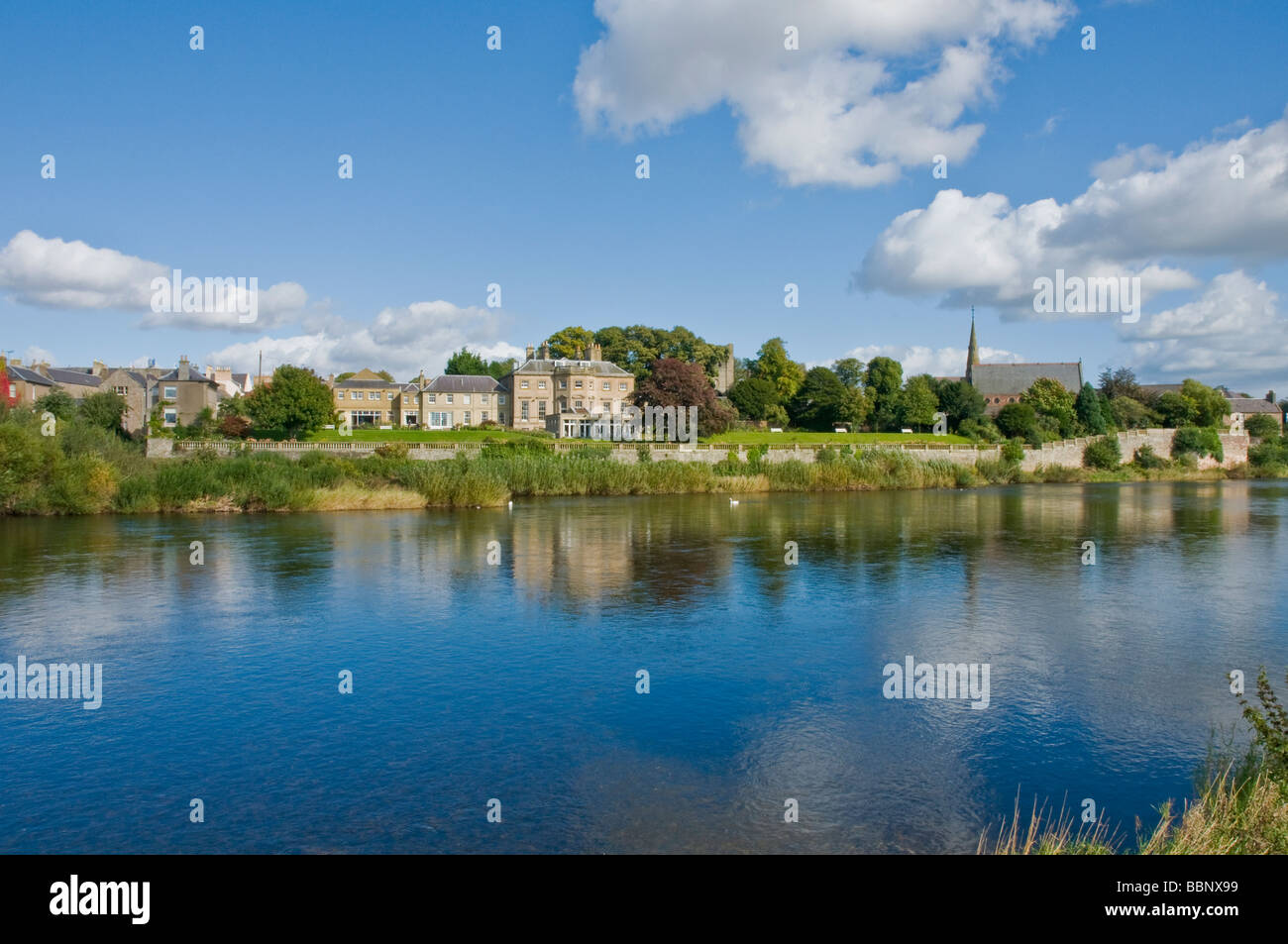 Fluss-Tweed in Kelso Scottish grenzt an Schottland Stockfoto