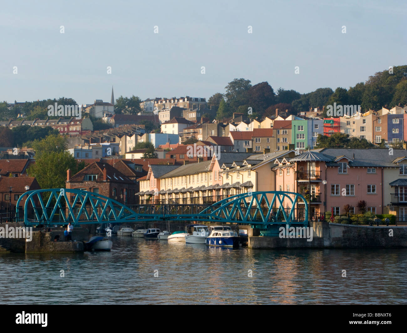 Bristol Docks mit Clifton hinter Stockfoto