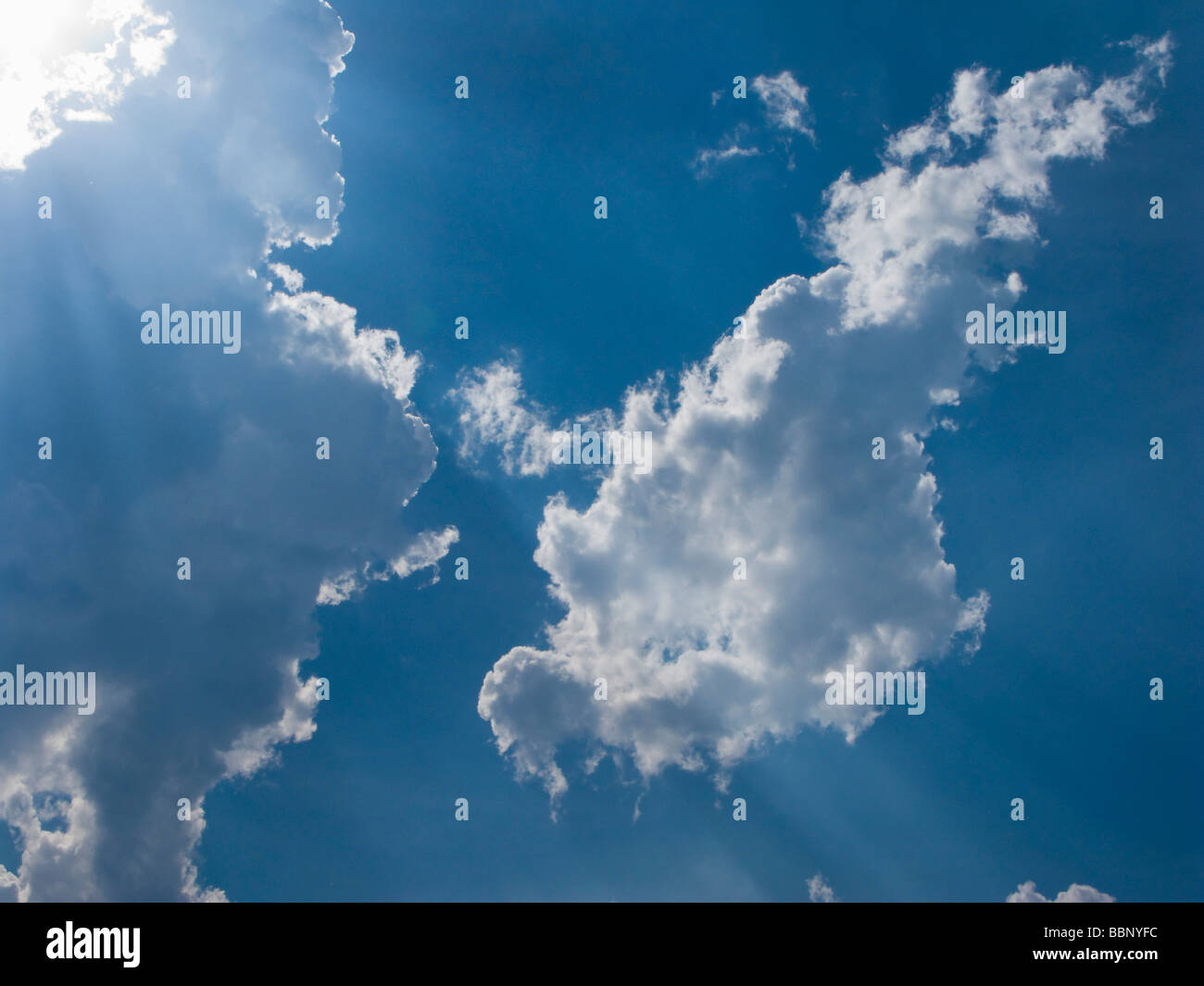 Blauer Himmel mit flauschige weiße Wolken und Sonne Stockfoto