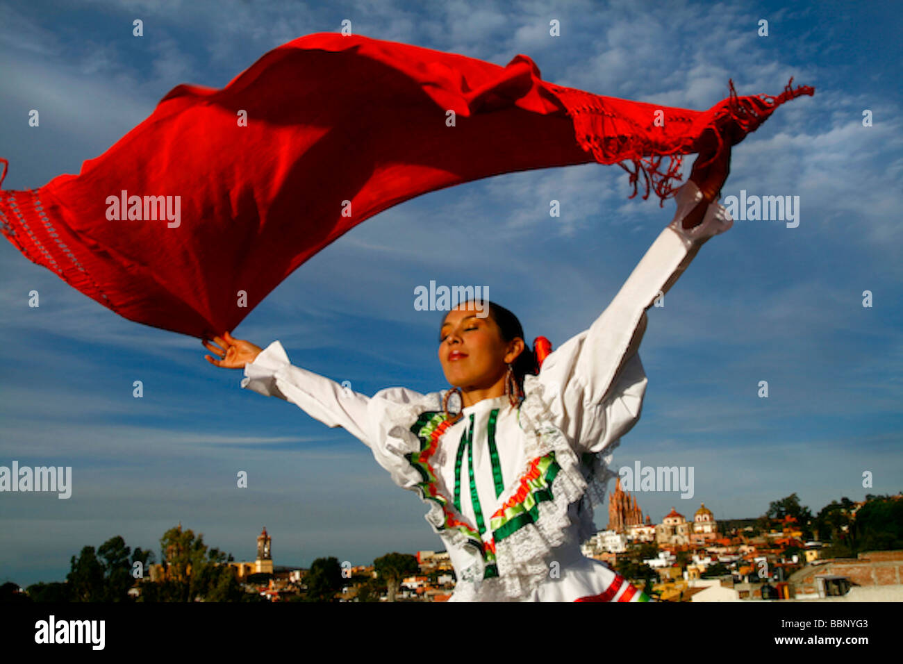 Schöne mexikanische Senorita fliegt ihr Kopftuch im Wind in San Miguel De Allende Stockfoto