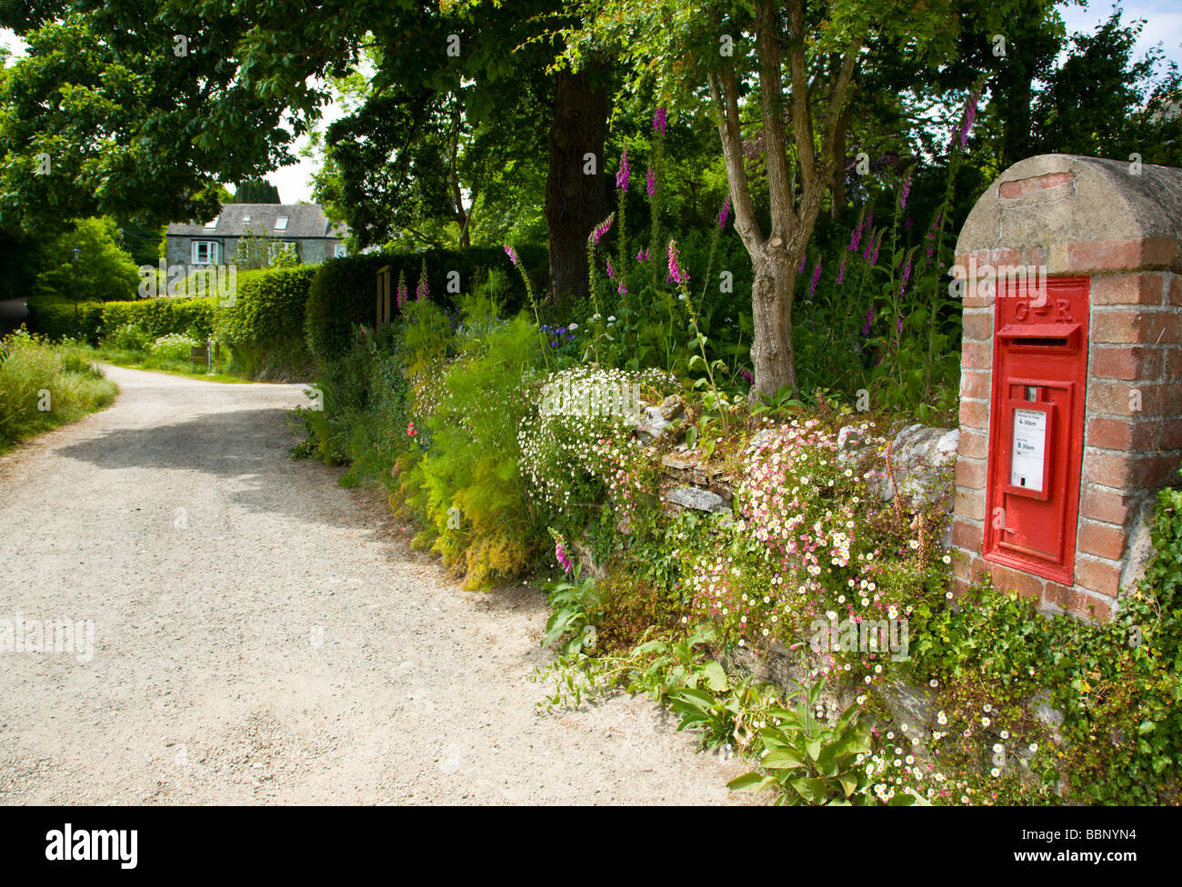 Old Fashioned roten Briefkasten am St Clement Cornwall England UK RF Stockfoto