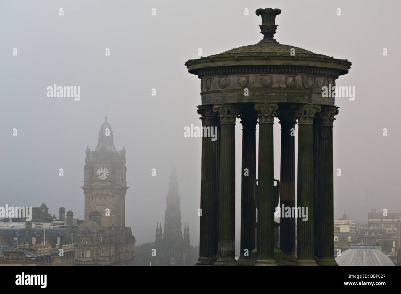 Blick auf Edinburgh Schottland vom Calton Hill Dugald Stewart Monument im Vordergrund Stockfoto