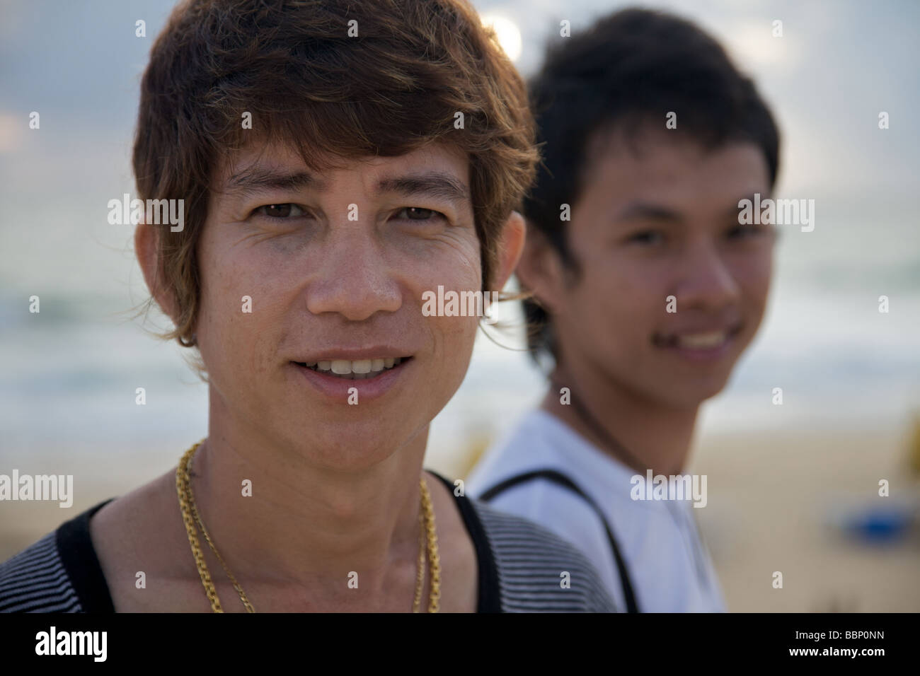 Zwei Thai Jungs am Karon Beach, Phuket Stockfoto