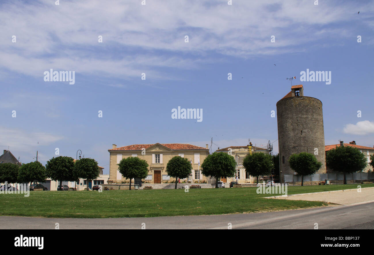 Rathaus Aulnay Charente Frankreich mit Statue Ehren französischen Kriegstoten Stockfoto