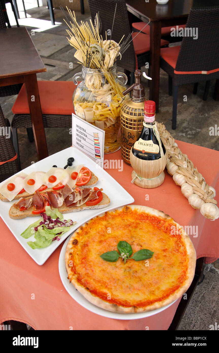 Essen Anzeigen vor Restaurant, Altstadt, Alcudia, Gemeinde Alcudia, Mallorca, Balearen, Spanien Stockfoto