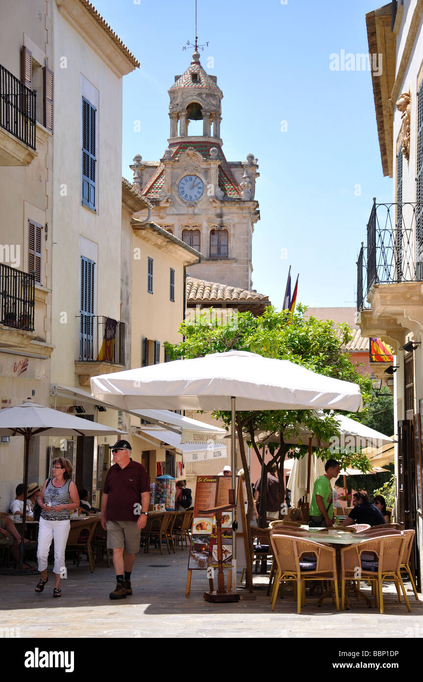 Street Cafe und Ayuntamiento Clock Tower, Altstadt, Alcudia, Alcudia, Mallorca (Mallorca), Balearen, Spanien Stockfoto