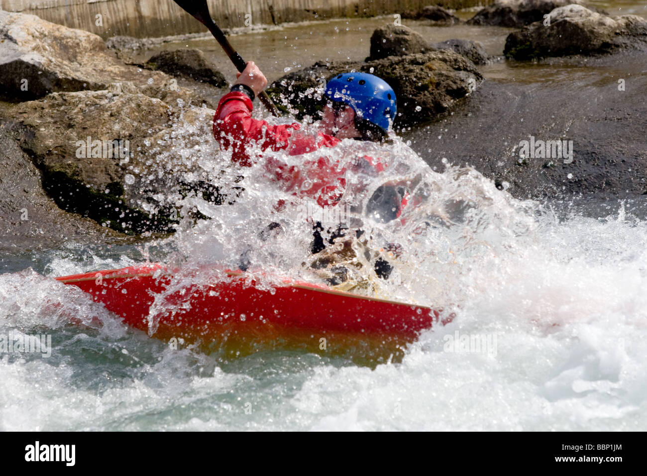 Kajakfahrer im Wildwasser manövrieren Stockfoto