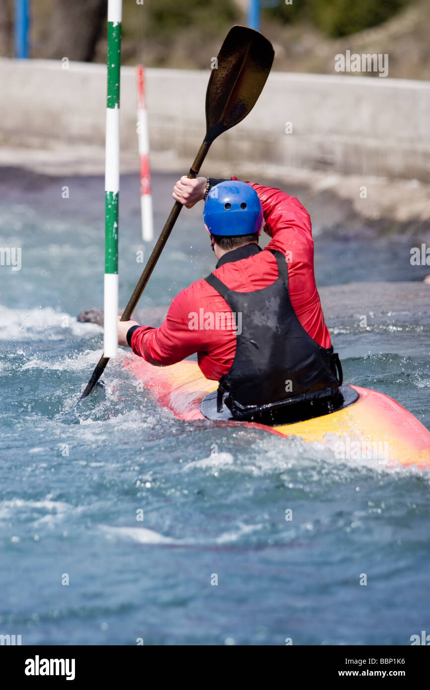 Kajakfahrer im Wildwasser manövrieren Stockfoto