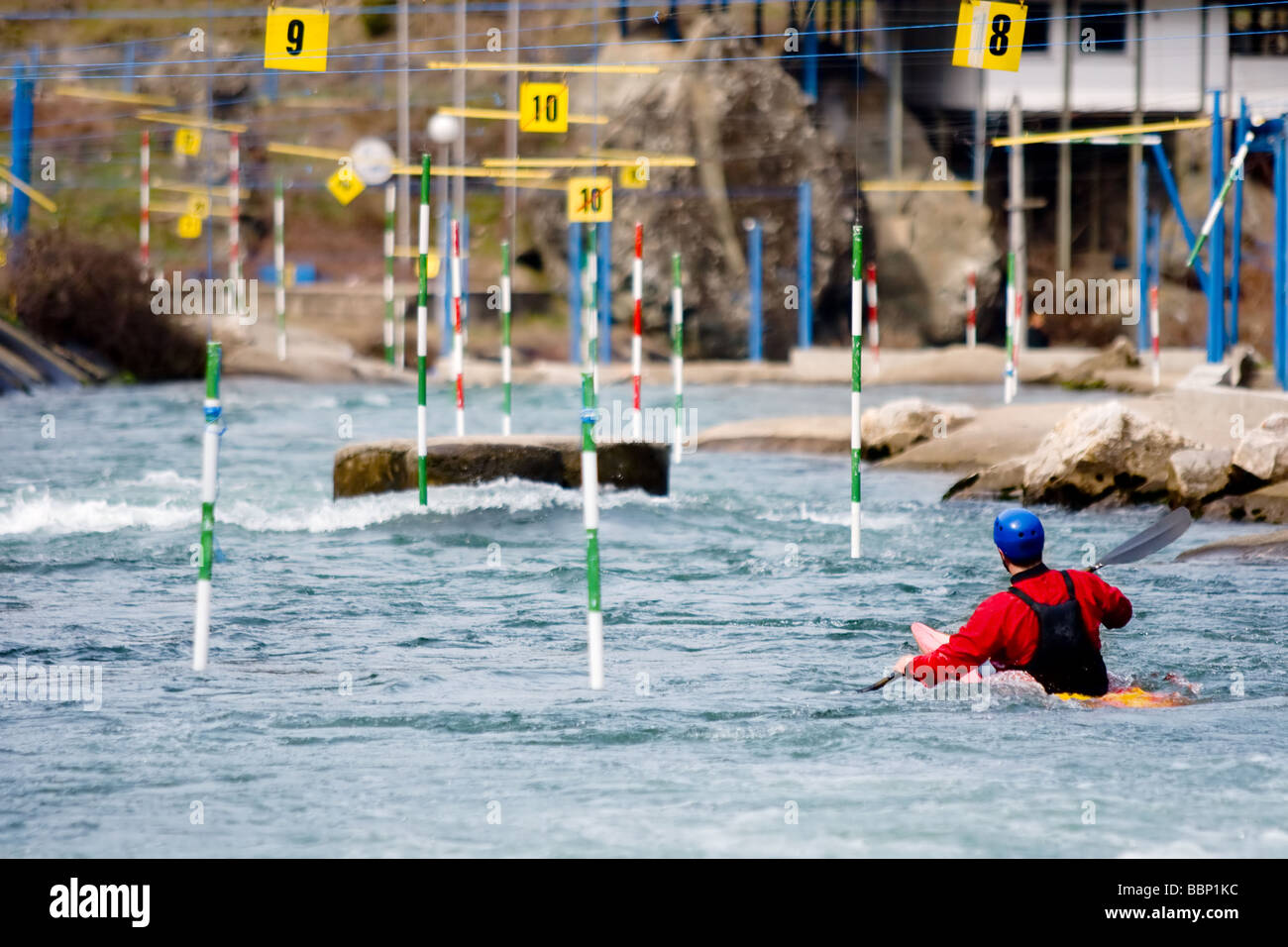 Kajakfahrer im Wildwasser manövrieren Stockfoto