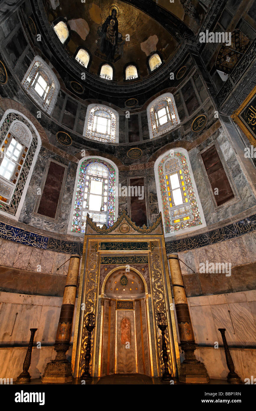 Muslimische Gebetsnische und die Kuppel mit Mosaiken, Hagia Sophia, Aya Sofya, Sultanahmet, Istanbul, Türkei Stockfoto