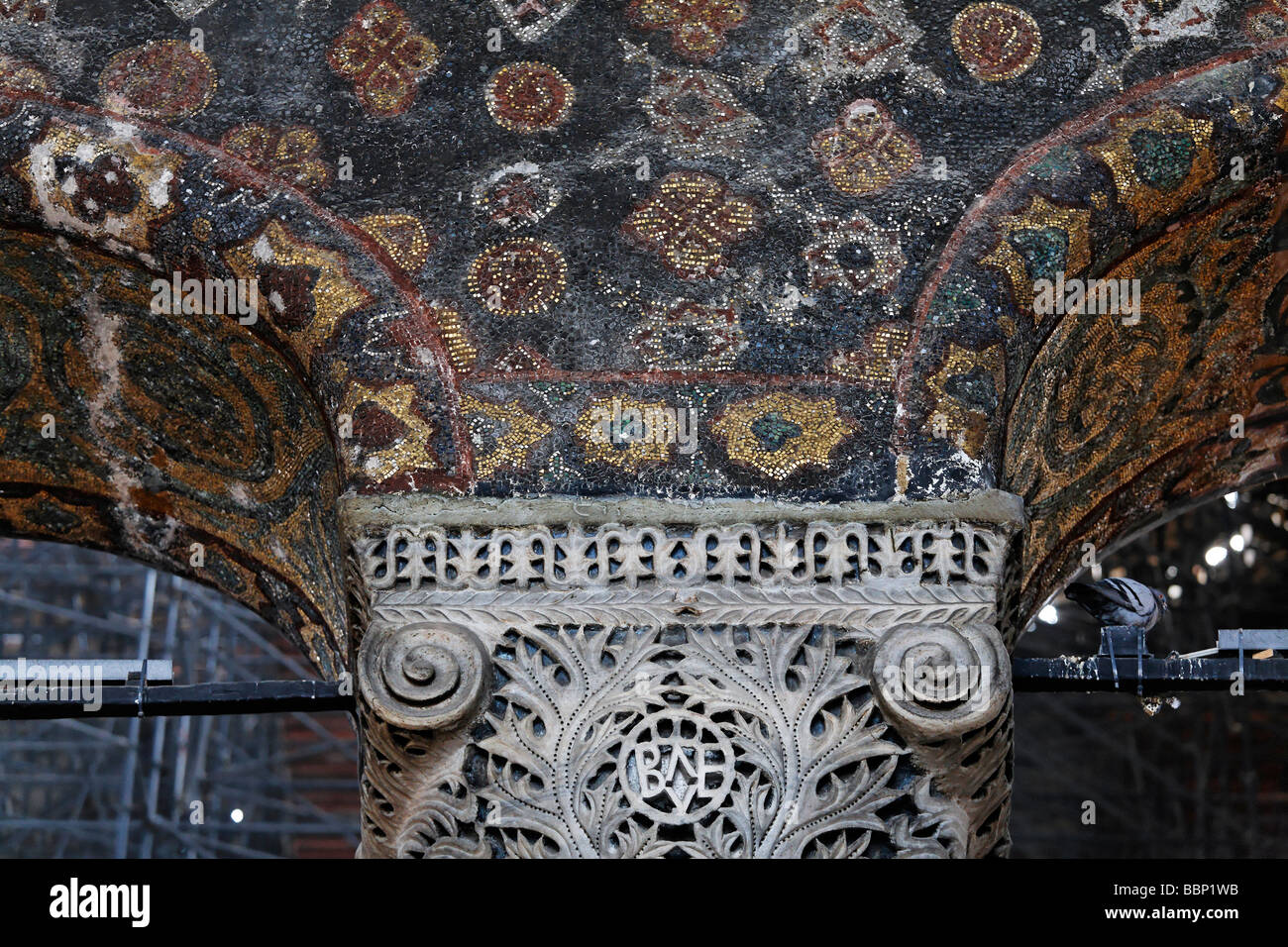 Reich verzierte Kapital- und Decke Mosaik aus Süd-Galerie, Hagia Sophia, Aya Sofya, Sultanahmet, Istanbul, Türkei Stockfoto