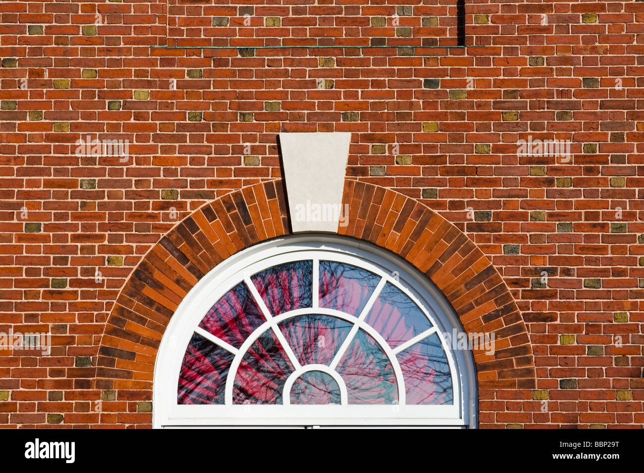 Ziegelwand mit gewölbten Fenster mit weißen keystone Stockfoto
