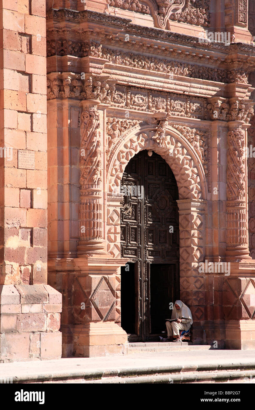 Kathedrale Zacatecas Mexiko Kolonialstadt Barockstil Gebäude Steinfassade rötliche Farben Kontrast Blau Himmel Sonnentag towe Stockfoto