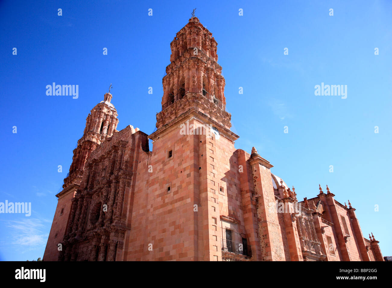 Kathedrale Zacatecas Mexiko Kolonialstadt Barockstil Steinfassade rötliche Farben im Gegensatz dazu blaue Himmel Sonnentag Türme bauen Stockfoto