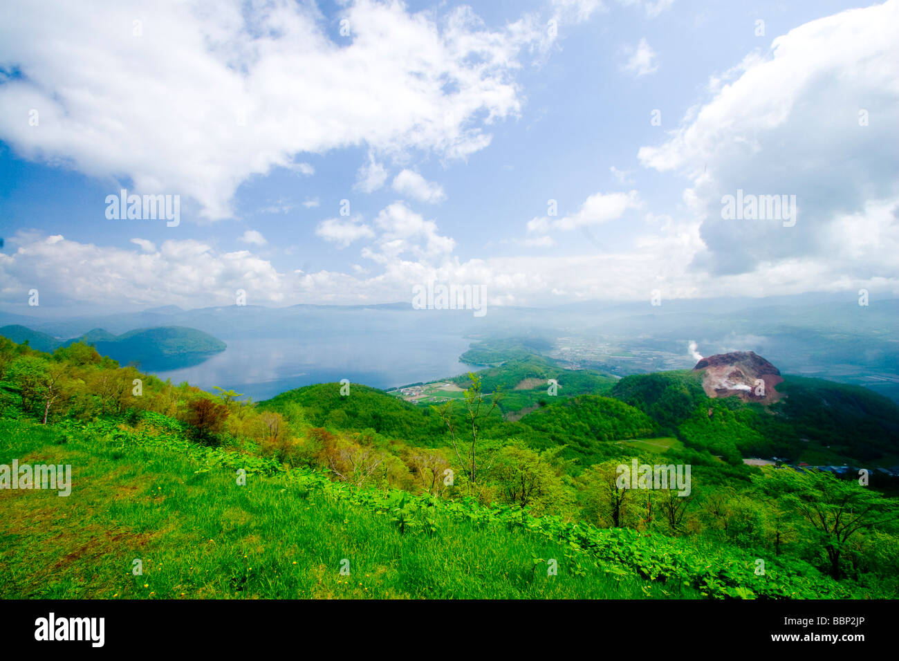 Blick vom Gipfel des Mt Usu Zan ein aktiven Vulkan auf See Toya Stockfoto