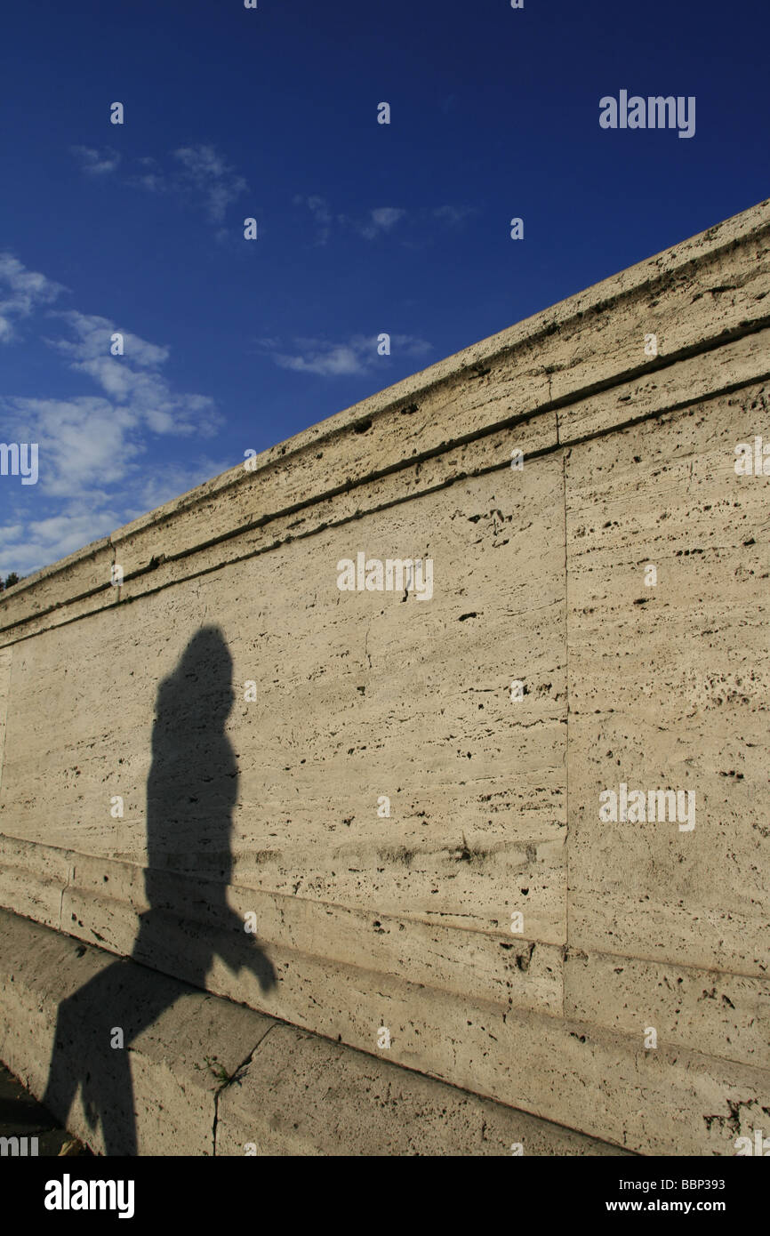 eine Person Schatten an Wand in Stadt Stockfoto