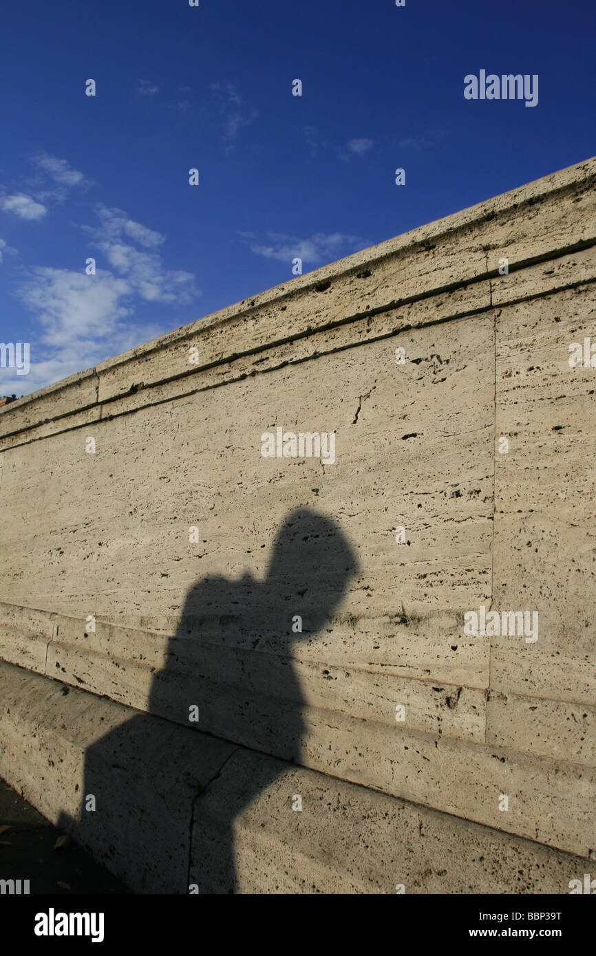 eine Person Schatten an Wand in Stadt Stockfoto