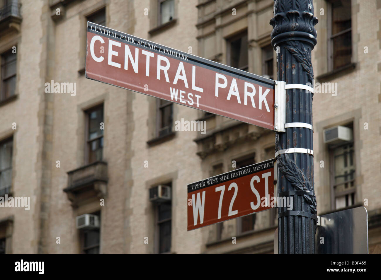 Straßenschilder mit dem Dakota Building (West 72nd St Höhe) hinter New York, wo John Lennon 1980 ermordet wurde. Stockfoto