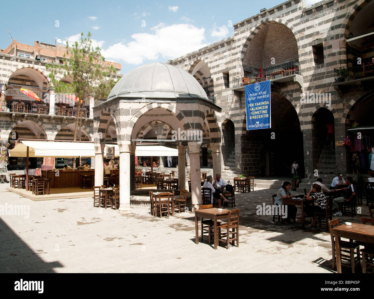 Hof des Grand Kervansaray Hotels in Diyarbakir, Türkei Stockfoto