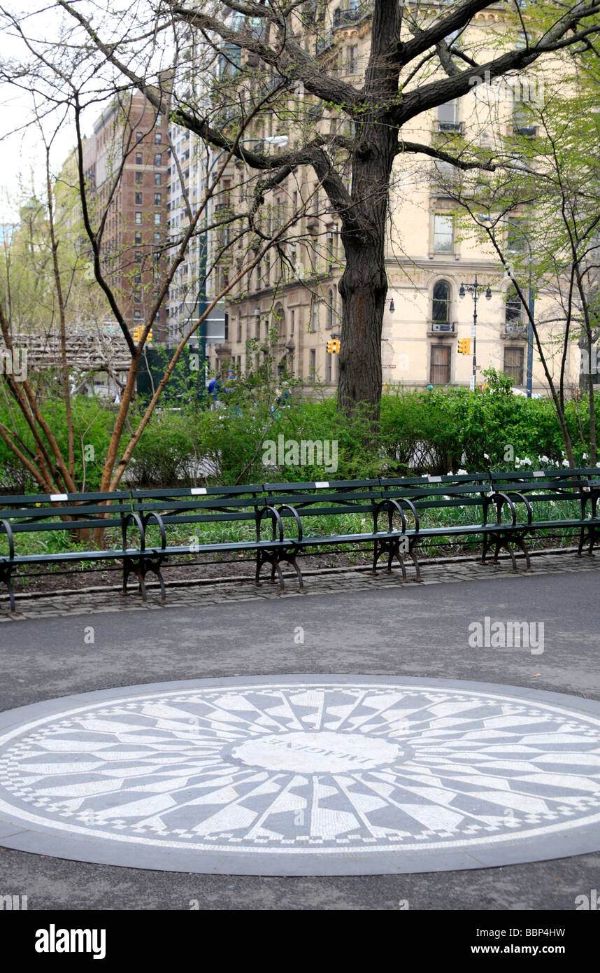 Das John Lennon Memorial "Imagine" Mosaik in Strawberry Fields, Central Park in New York mit den Dakota Gebäude hinter. Stockfoto